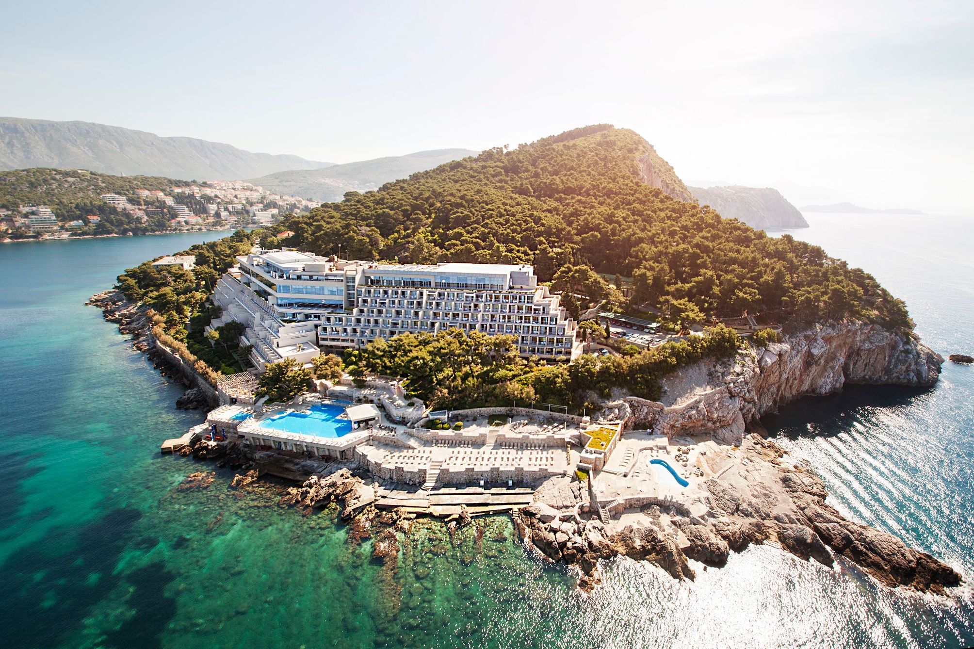 Hotel Dubrovnik Palace na šumovitom vrhu poluotoka Lapad iznad mora